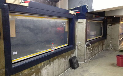 Die Acrylglasscheiben sind eingesetzt