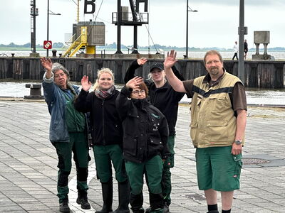 Das Team des Zoo am Meer verabschiedet sich von Anna & Elsa