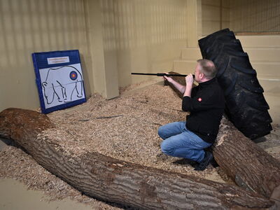 Tierarzt Bastian Lange beim Blasrohrschiessen im Eisbären-Stall hinter den Kulissen