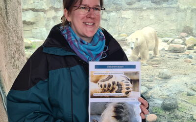 Nadine vom Zooschulteam klärt am Gehege der Eisbären die Teilnehmenden der Expedition auf