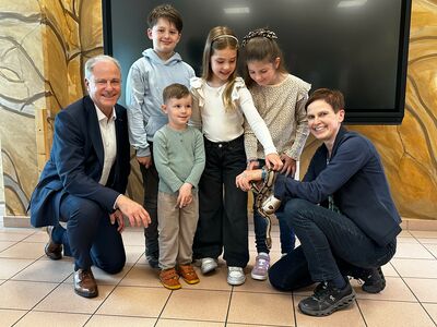 Der stellvertr. Vorstandsvorsitzende der WESPA, Alexander zu Putlitz, und die Zoodirektorin Dr. Heike Kück mit Schüler:innen in der Zooschule
