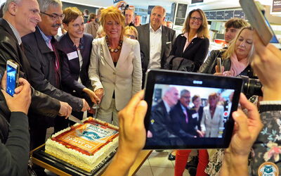 Die Gäste des 80. Zoo-Geburtstages schneiden eine Geburtstagstorte an