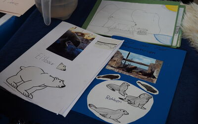 Arbeitsblätter von Schüler:innen, die während einer Veranstaltung ausgefüllt wurden