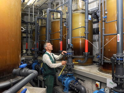 Tierpfleger Hubert Wehling steht in dem Raum, in dem die technischen Anlagen für die Aufbereitung des Wassers für die Gehege stehen und prüft einen Eiweißabschäumer