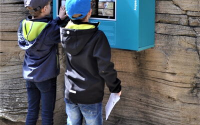 Zwei Kinder erforschen das didaktische Element bei den Polarfüchsen