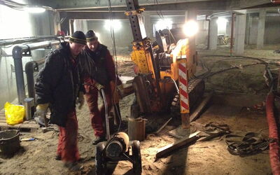 Mitarbeiter einer Firma setzen die Stahlrohrpfähle