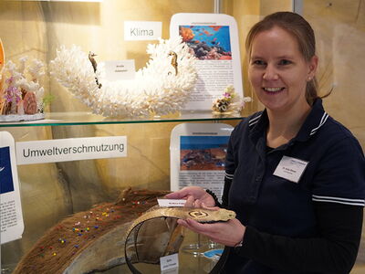 Dr. Antje Mewes während einer Führung zum Thema Artenschutz