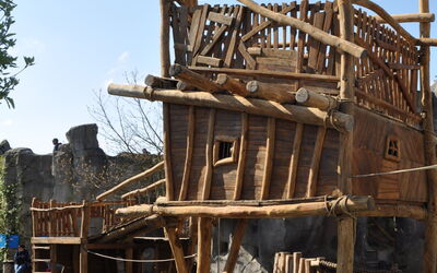 Auf dem Spielplatz im Zoo gibt es viele Versteck-Möglichkeiten