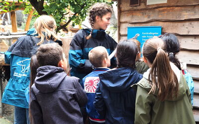 Eine Schulklasse am Otter-Gehege im Rahmen des Unterrichtes