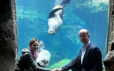 Frau Dr. Kück bedankt sich bei dem Geschäftsführer der swb Bremerhaven GmbH, Axel Siemsen, für die finanzielle Unterstützung durch swb in 2023