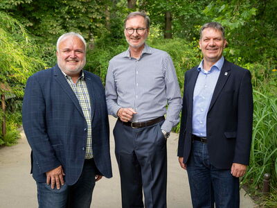 Die Gastgeber der VdZ-Jahrestagung Jörg Junhold, VdZ-Präsident, Dr. Andreas Knieriem, Direktor von Zoo, Tierpark und Aquarium Berlin, und Volker Homes, VdZ-Geschäftsführer