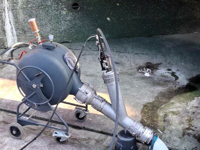 Ansicht der Maschine, die im Gehege der Seebären den Rohrbruch behebt