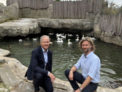 Das Bild zeigt den stellvertretenden Vorstandsvorsitzenden der WESPA, Alexander zu Putlitz (links), gemeinsam mit dem Zoodirektor Dr. Jörg Beckmann vor der Basstölpel-Anlage.