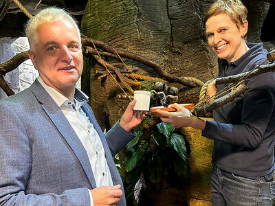 Bernd Meenzen (WESPA) und Dr. Heike Kück bei der Fütterung der Kaiserschnurrbarttamarine während der Taufe