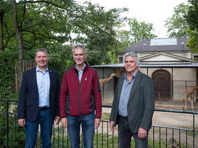 Dr. Olivier Pagan, Direktor des Zoo Basel, mit Dr. Dag Encke (rechts), Präsident des Verbands der Zoologischen Gärten, und Volker Homes (links), VdZ-Geschäftsführer freuen sich auf den internationalen Austausch im Zoo Basel.