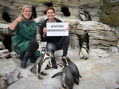 Natalie Franken (links/Tierpflegerin) und Heike Kück (rechts/Zoodirektorin) geben den Startschuss für die Aktionswoche Artenvielfalt