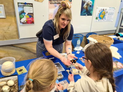 Mitarbeiterin Meike gibt eine kleine Überraschung bei Abgabe des Hasenrätsels raus