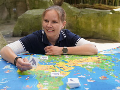 Dr. Antje Mewes (Leiterin Zooschule) erklärt, woher die Tiere stammen