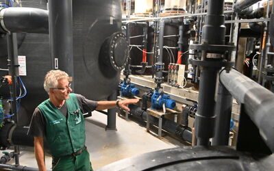 Tierpfleger Hubert Wehling erklärt die Wassertechnik