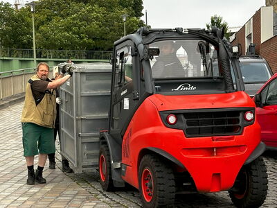 Eisbären-Pfleger Thomas bereitet den Transport der Eisbären-Zwillinge mit vor