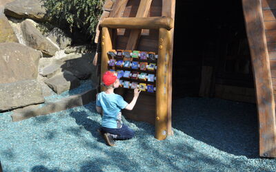 Ein Kind an der Spielstation "Memory-Spiel", die sich auf dem Spielplatz befindet