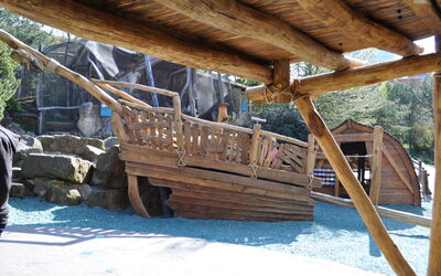 Auf dem Spielplatz im Zoo ist aus Holz ein gestrandetes Schiff nachgebaut worden, was zum Spielen einlädt