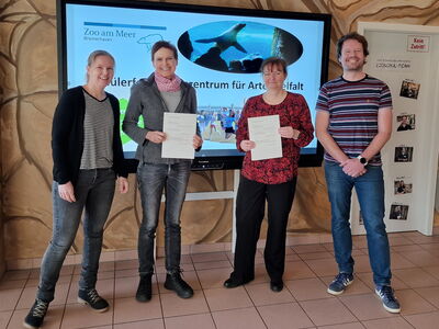 Der Vertrag ist unterschrieben.: (Von links) Frau Dr. Mewes (Leiterin Zooschule), Frau Dr. Kück (Zoodirektorin), Frau Fiebig (Schulleiterin NOL), Herr Mewes (Koordinator SFZ an der NOL).