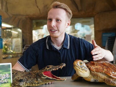 Mitarbeiter der Zooschule, Niklas Theiler, berichtet über den Artenschutz