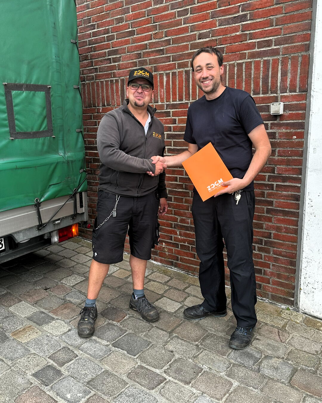 Eisbären-Pfleger Florian aus dem Zoo Gelsenkirchen übergibt Eisbärin Lara an den Tierarzt des Zoo am Meer