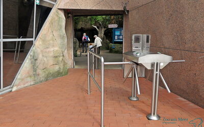 Ansicht der Kasse und der Breite des Eingangs in den Zoo