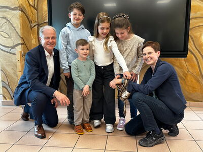 Der stellvertr. Vorstandsvorsitzende der WESPA, Alexander zu Putlitz, und die Zoodirektorin Dr. Heike Kück mit Schüler:innen in der Zooschule