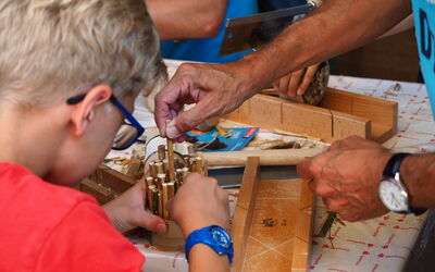 Kinder basteln am Zootag ein kleines Insektenhotel