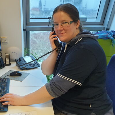 Mitarbeiterin Nadine steht im Telefondienst für eine Beratung zur Verfügung