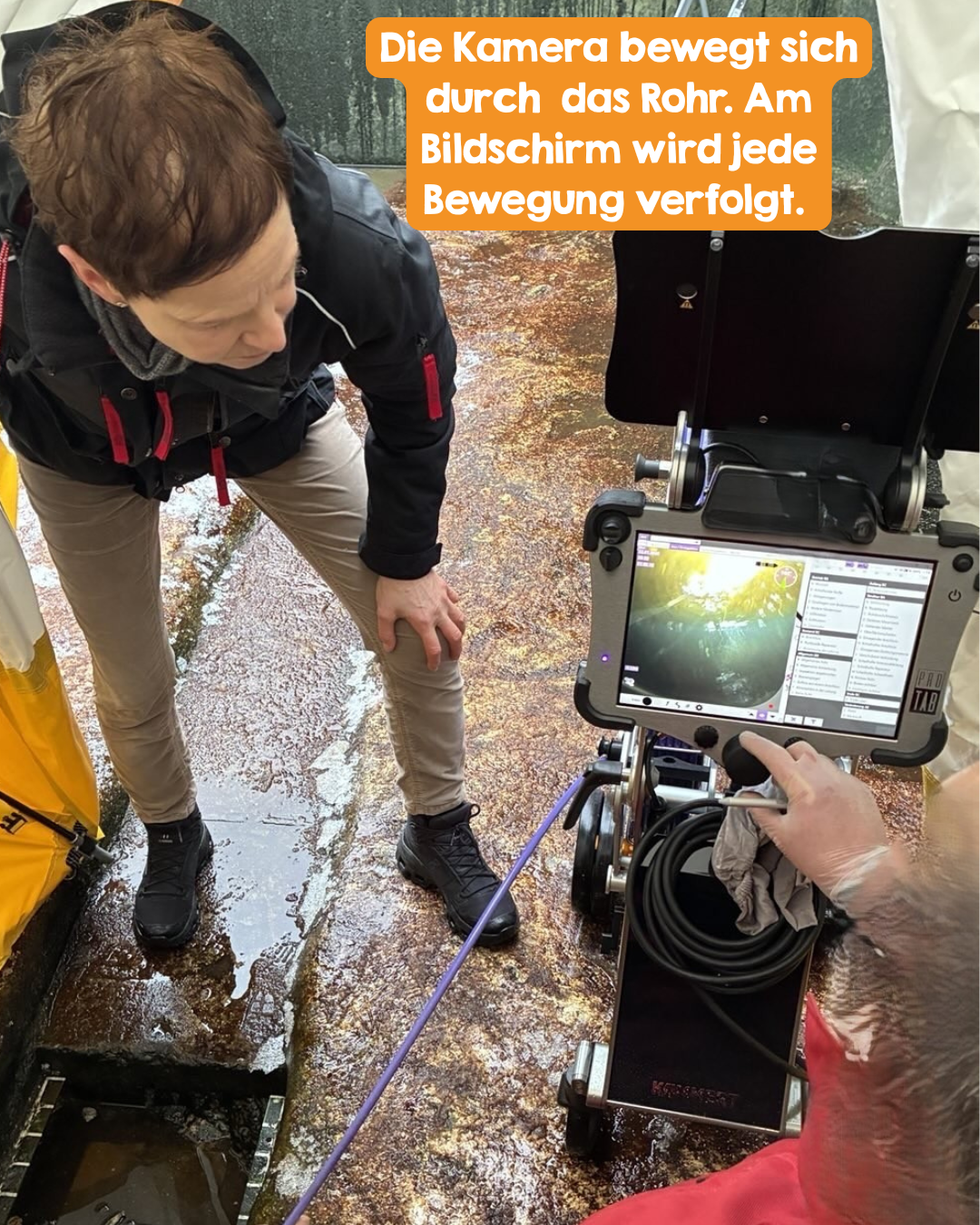 Frau Dr. Kück (Zoodirektorin) beobachtet den Such-Vorgang an der Kamera